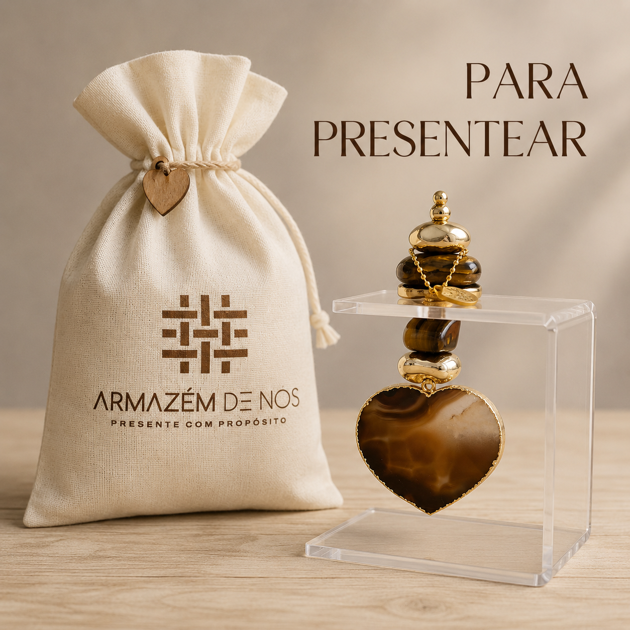 Escultura Decorativa  em Acrílico com Coração de Ágata Natural, Olho de Tigre e Acabamentos Dourados- AN220